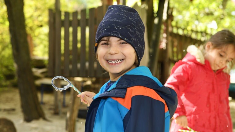 Kleiner Junge mit Mütze lacht (Foto: Carsten Costard)