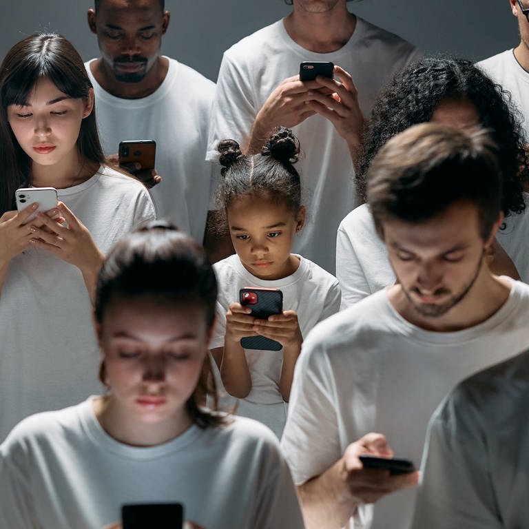 Jugendliche in weißen Shirts mit Smartphones - Sujetbild (Foto: Pexels / Cottonbro)