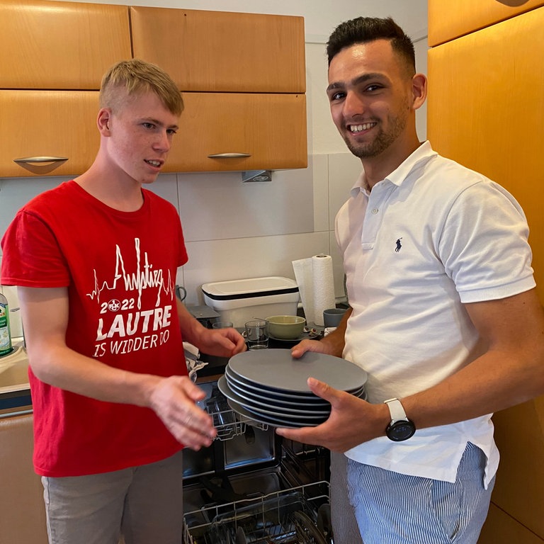Zwei junge Männer stehen gemeinsam in der Küche (Foto: Herzenssache)