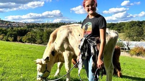 Mädchen zusammen mit Kuh Ginny (Foto: Herzenssache )