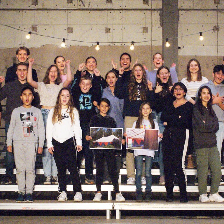 Kinder in der zerstörten Sporthalle (Foto: Kleine Theater AG)