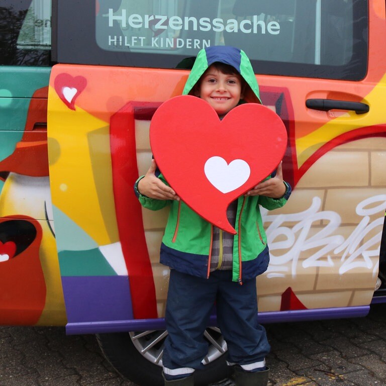Junge hält Herz hoch (Foto: Herzenssache e.V.)