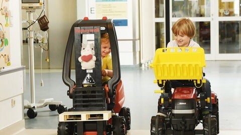 Foto: Herzenssache e.V. Christopher und sein Bruder fahren Traktor (Foto: Herzenssache e.V.)
