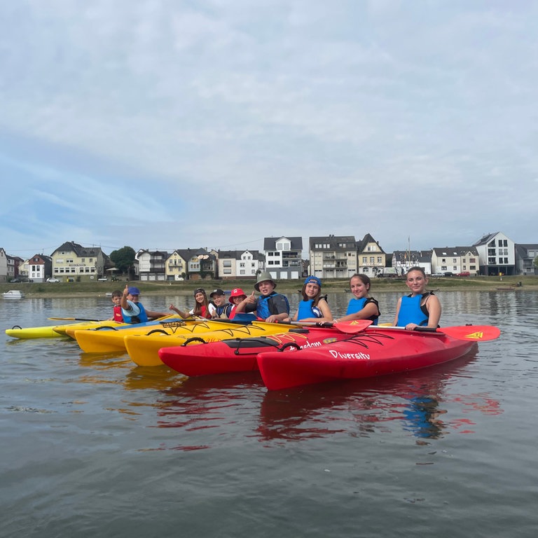 Kinder in Kajaks auf dem Wasser (Foto: Herzenssache e.V.)