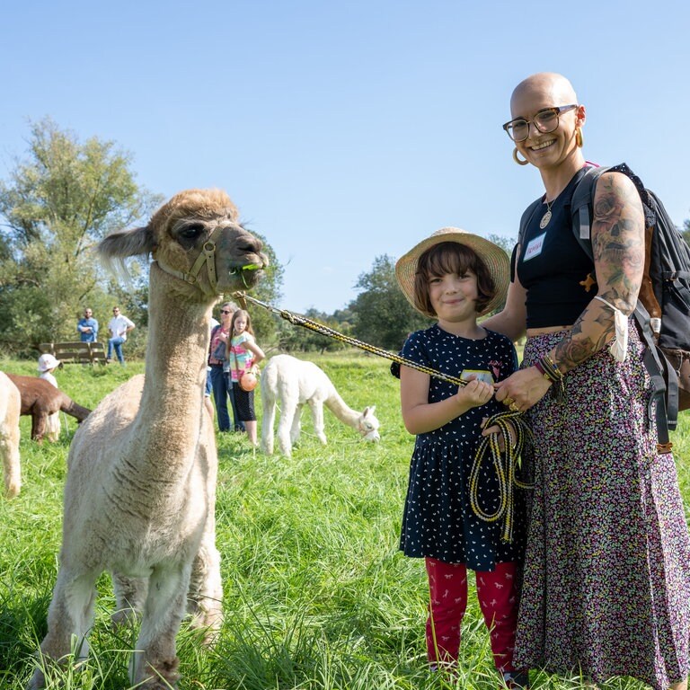 Lenie auf der Lama-Wanderung (Foto: Pasquale d'Angiolillo)