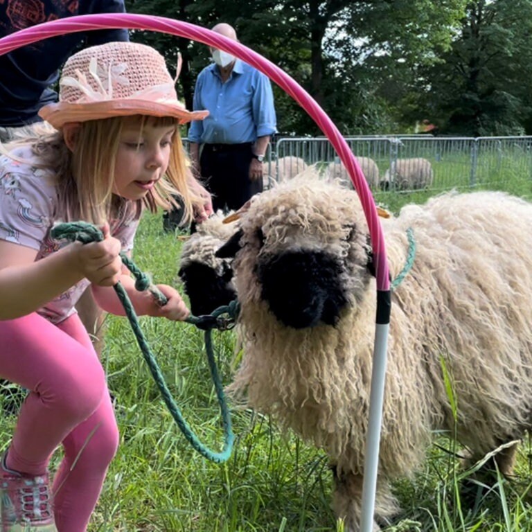 Emma mit Schaf (Foto: Herzenssache e.V.)