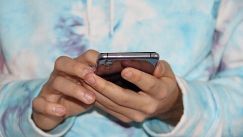 Foto: Pixabax/Alexandra_Koch Zwei jugendliche Hände halten ein Handy in der Hand (Foto: Pixabax/Alexandra_Koch)