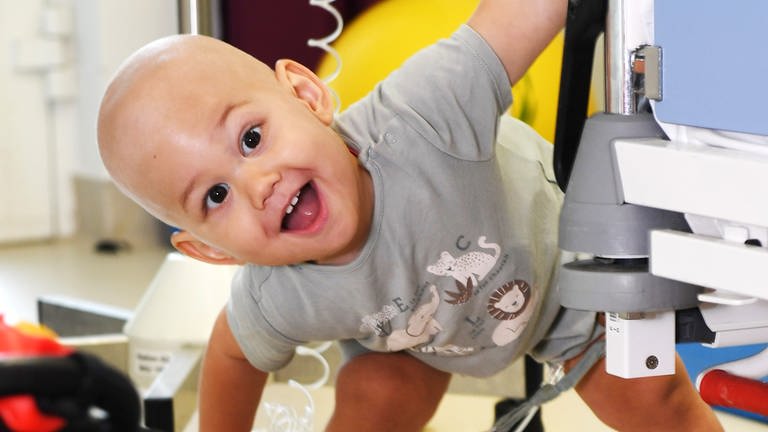 Krebskranker Junge lacht in die Kamera (Foto: Carsten Costard)