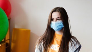 Jugendliche mit Mundschutz 