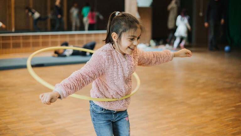 Mädchen mit Hula Hoop-Reifen