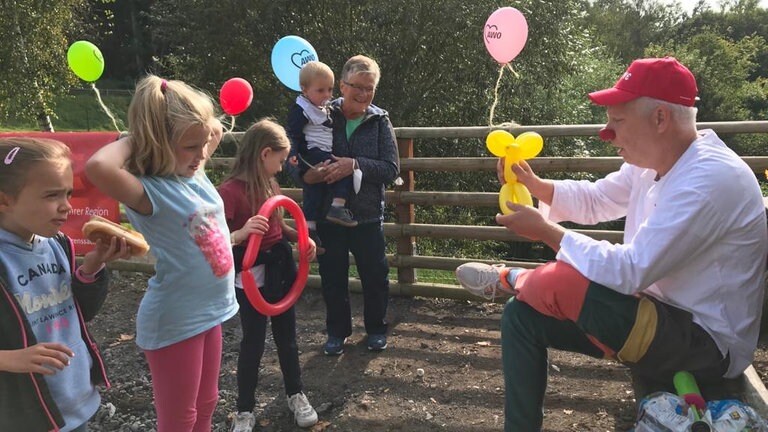 Clown dreht Luftabllon-Tiere beim AWO Familienfest für Betroffene der Hochwasserkatastrophe