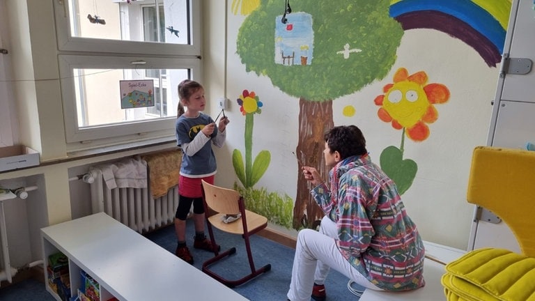 Kind gestaltet ein Klassenzimmer in Bad Neuenahr-Ahrweiler (Foto: Mus-E e.V.)