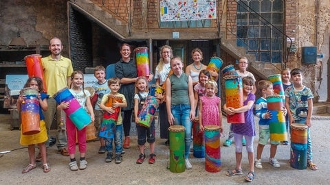 Kinder mit selbstgebastelten Trommeln (Foto: Herzenssache e.V.) Kinder mit selbstgebastelten Trommeln