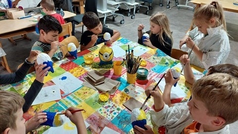 KInder aus dem Hochwassergebiet arbeiten an einem Kunstprojekt (Foto: Herzenssache e.V.)