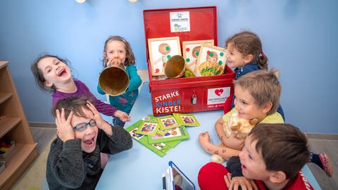 Kinder benutzen die Starke Kinder Kiste (Foto: Marcel Katz)