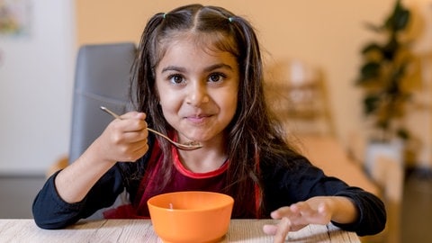 Mädchen mit Muslischüssel und Löffel (Foto: Dirk Guldner)