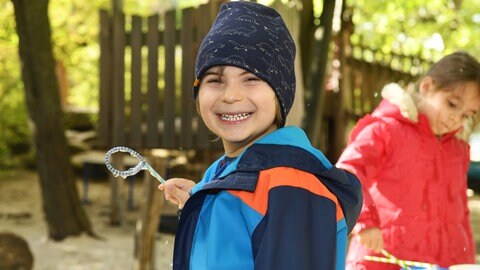 Kleiner Junge mit Mütze lacht (Foto: Carsten Costard) Kleiner Junge mit Mütze lacht