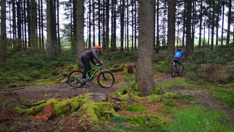 Zwei Radfahrer im Wald (Foto: Herzenssache e.V.)