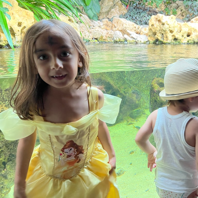 Mädchen steht vor einem Aquarium (Foto: Herzenssache e.V.)