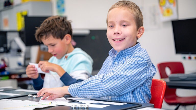 Blinder Junge sitzt an einem Tisch (Foto: Marcel Katz)