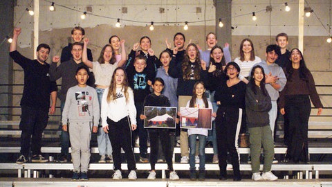 Kinder in der zerstörten Sporthalle (Foto: Kleine Theater AG)