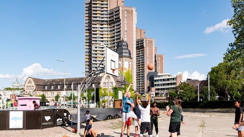 Kinder spielen Basketball (Foto: Herzenssache e.V.)