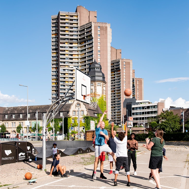 Kinder spielen Basketball