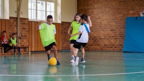 Kinder spielen Fußball