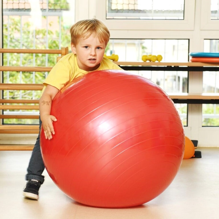 Junge umklammert Gymnastikball (Foto: Carsten Costard)