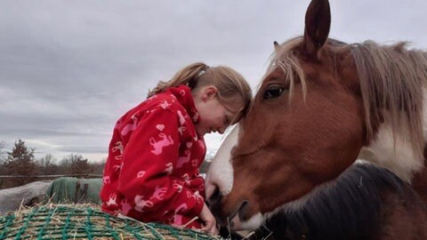 Mädchen mit Pferd (Foto: Herzenssache e.V.)