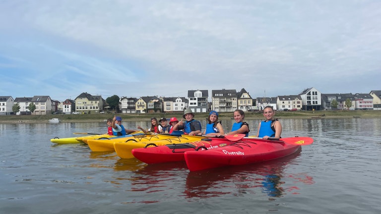 Kinder in Kajaks auf dem Wasser (Foto: Herzenssache e.V.)