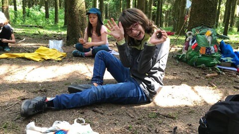 Bei den gemeinsamen Waldabenteuern steckt Leonie (15) alle mit ihrer unbändigen Lebensfreude an.  (Foto: Herzenssache e.V.)