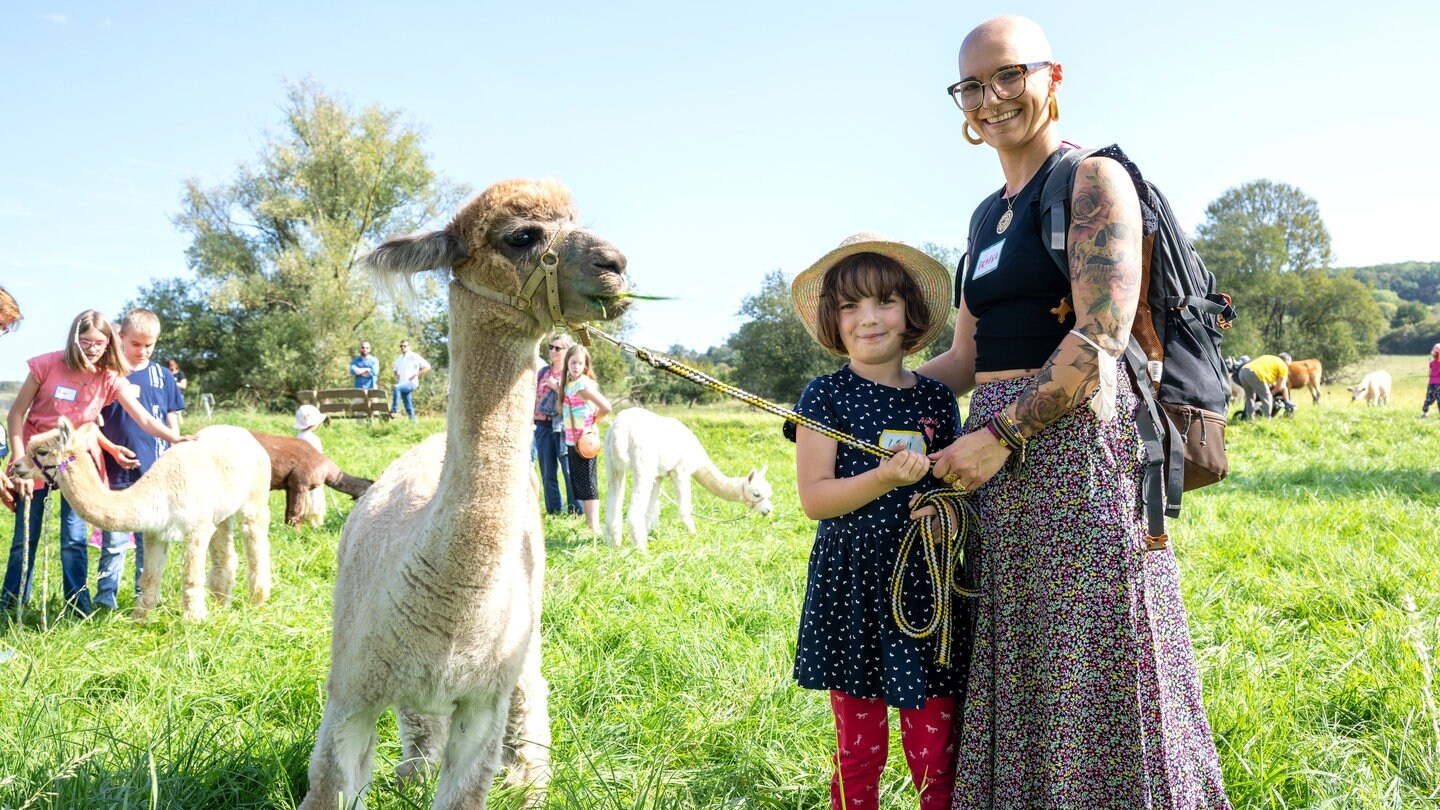 Lenie auf der Lama-Wanderung mit ihrer Mama (Foto: Pasquale d'Angiolillo)