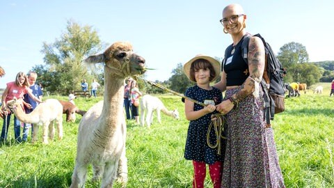 Lenie auf der Lama-Wanderung mit ihrer Mama (Foto: Pasquale d'Angiolillo)