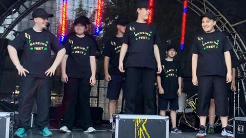 Jugendliche stehen auf der Bühne (Foto: Herzenssache e.V.)