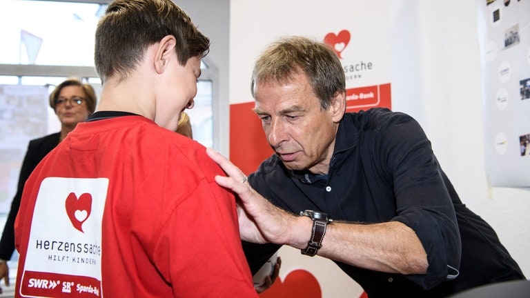 Jürgen Klinsmann besucht K19 Herzenssache Kinderhaus  (Foto: Markus Gilliar (GES-Sportfoto) )