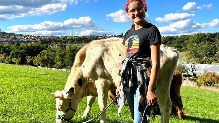 Mädchen zusammen mit Kuh Ginny