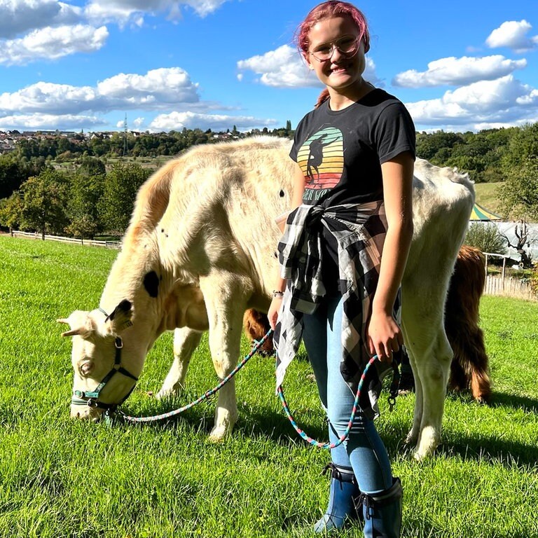 Mädchen zusammen mit Kuh Ginny (Foto: Herzenssache )