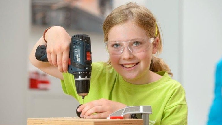 Lina in der Wissenswerkstatt