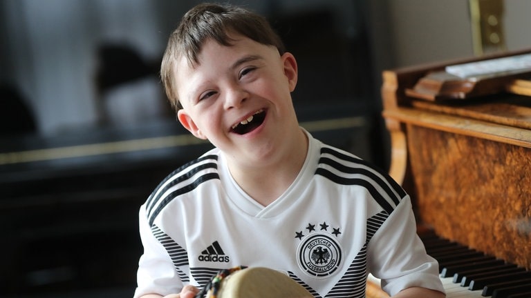 lachender Elias