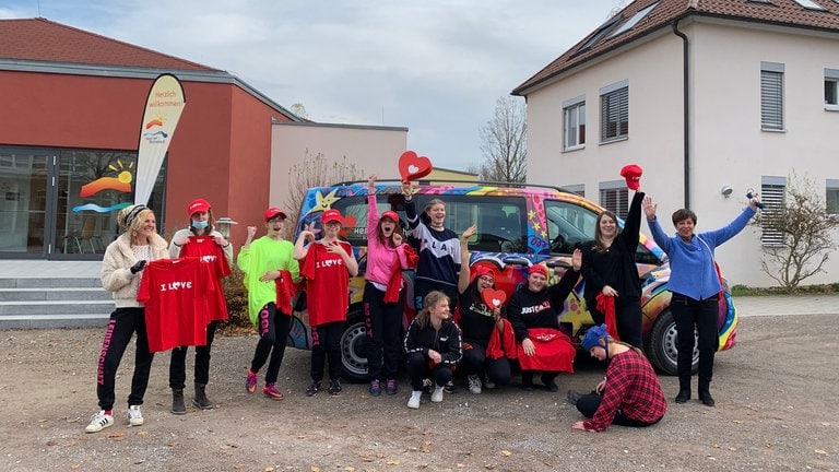 Mädchentanzgruppe vor dem Herzenssache-Bus (Foto: Herzenssache) Mädchentanzgruppe vor dem Herzenssache-Bus