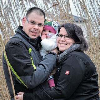 Familie mit Kleinkind in der Natur
