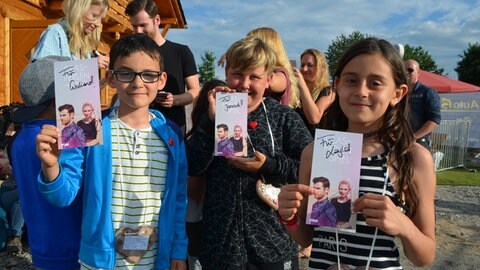 Foto: Herzenssache Klar gab's auch Autogramme für die kleinen Fans (Foto: Herzenssache)