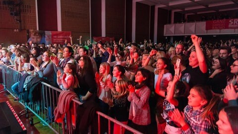 Kinder freuen sich über Glasperlenspiel-Konzert (Foto: Dirk Guldner)