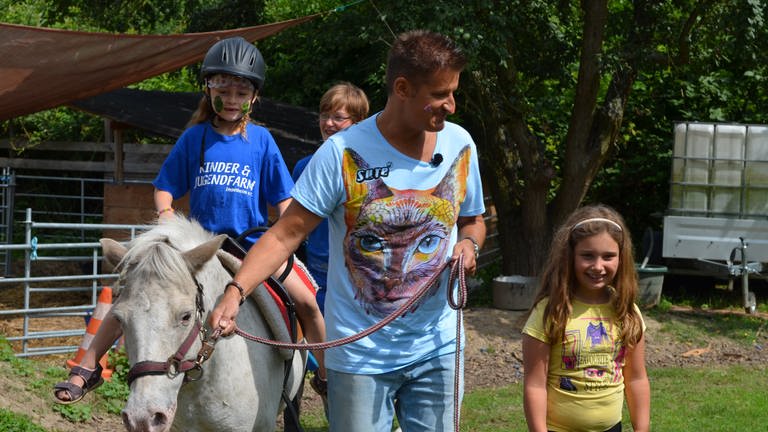 Hartmut Engler besucht Kinder- und Jugendfarm in Ingenheim (Foto: Herzenssache)