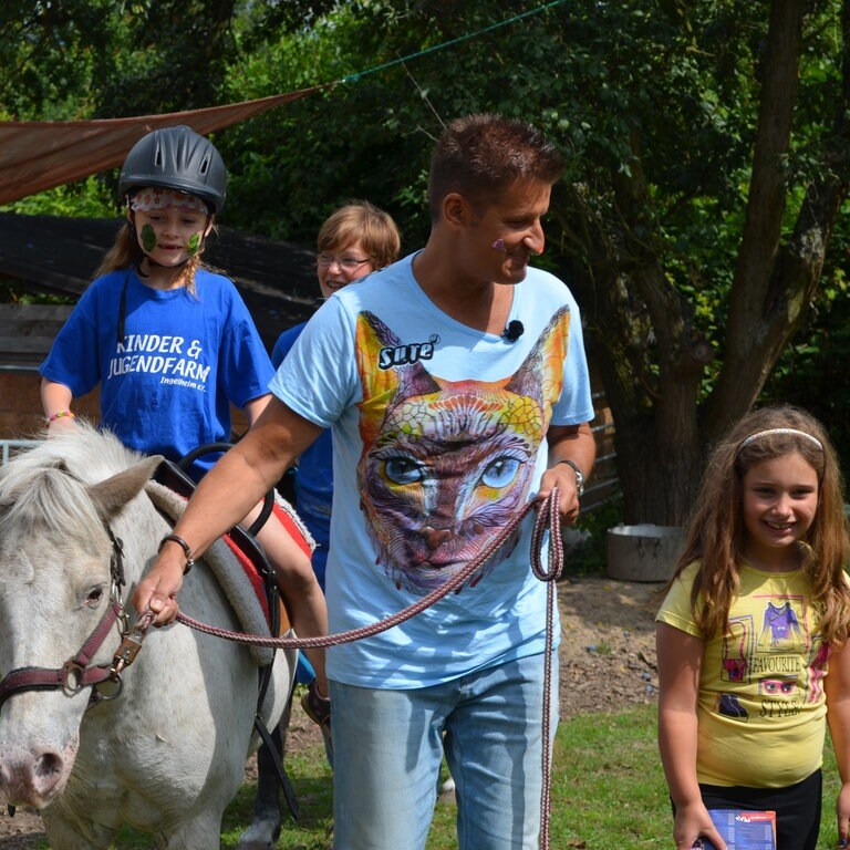 Hartmut Engler besucht Kinder- und Jugendfarm in Ingenheim (Foto: Herzenssache)