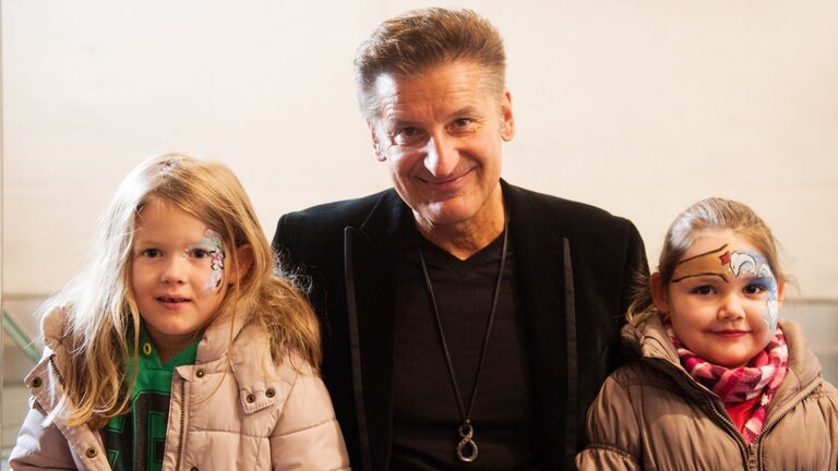 Hartmut Engler besucht das Kinderhospiz Stuttgart (Foto: Tom Oettle)