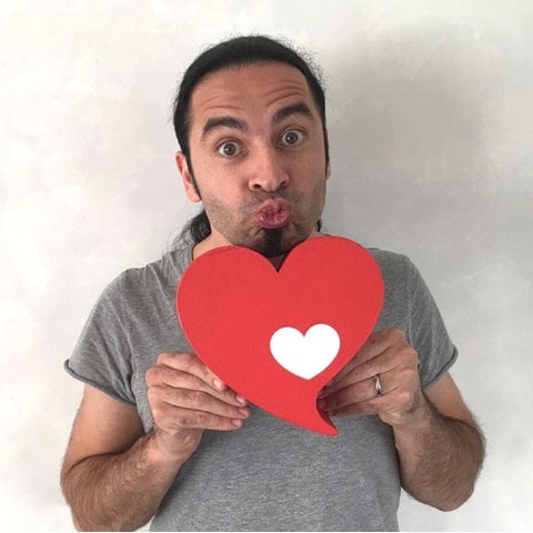 Bülent Ceylan zeigt Herz (Foto: PR)