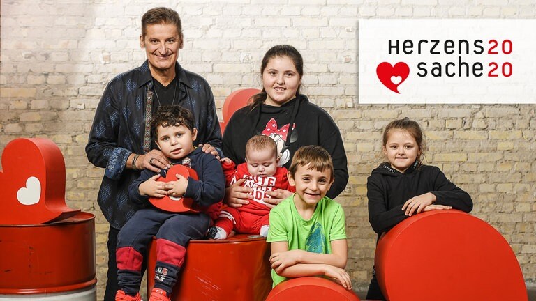 Hartmut Engler mit Kindern  (Foto: Herzenssache)
