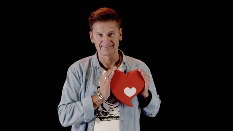 Harmut Engler mit Herzenssache-Herz (Foto: Eigenart Filmproduktion)